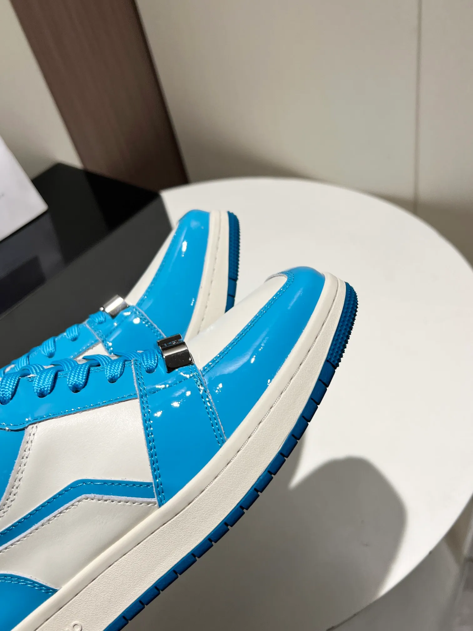 👟👟Ex-factory price 480👟👟 👑CALVINLUO I CUBE SNEAKER trendy brand square shoes low-top casual square-toe sneakers skateboard shoes sneakers👑 Starting from the design elements of classic two-color sneakers, CALVINLUO extracts the iconic elements of casual sneakers and integrates them into the formal "square toe" of formal shoes to make the overall lines of the sneakers more distinct. Nowadays, the matching rules are casual. 🧣Formal sports shoes are nothing new. The unique avant-garde square lines of CUBE SNEAKER, whether it echoes the tough and crisp suits, or appears in an eclectic manner in street styles, are a choice that breaks away from tradition and shows personality🧢 ▪️ Fabric: Original custom imported first-layer cowhide ▪️ Lining: Imported breathable mesh lining + soft sheepskin ▪️ Sole: Original molded two-color TPU outsole ▪️ Size: 35-40 (40 customized)